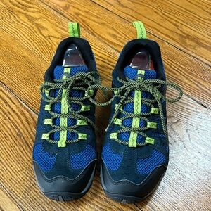 Merrell Accentor 3 Men’s Hiking shoe.  Size 8.5 and 9. Mismatched size.